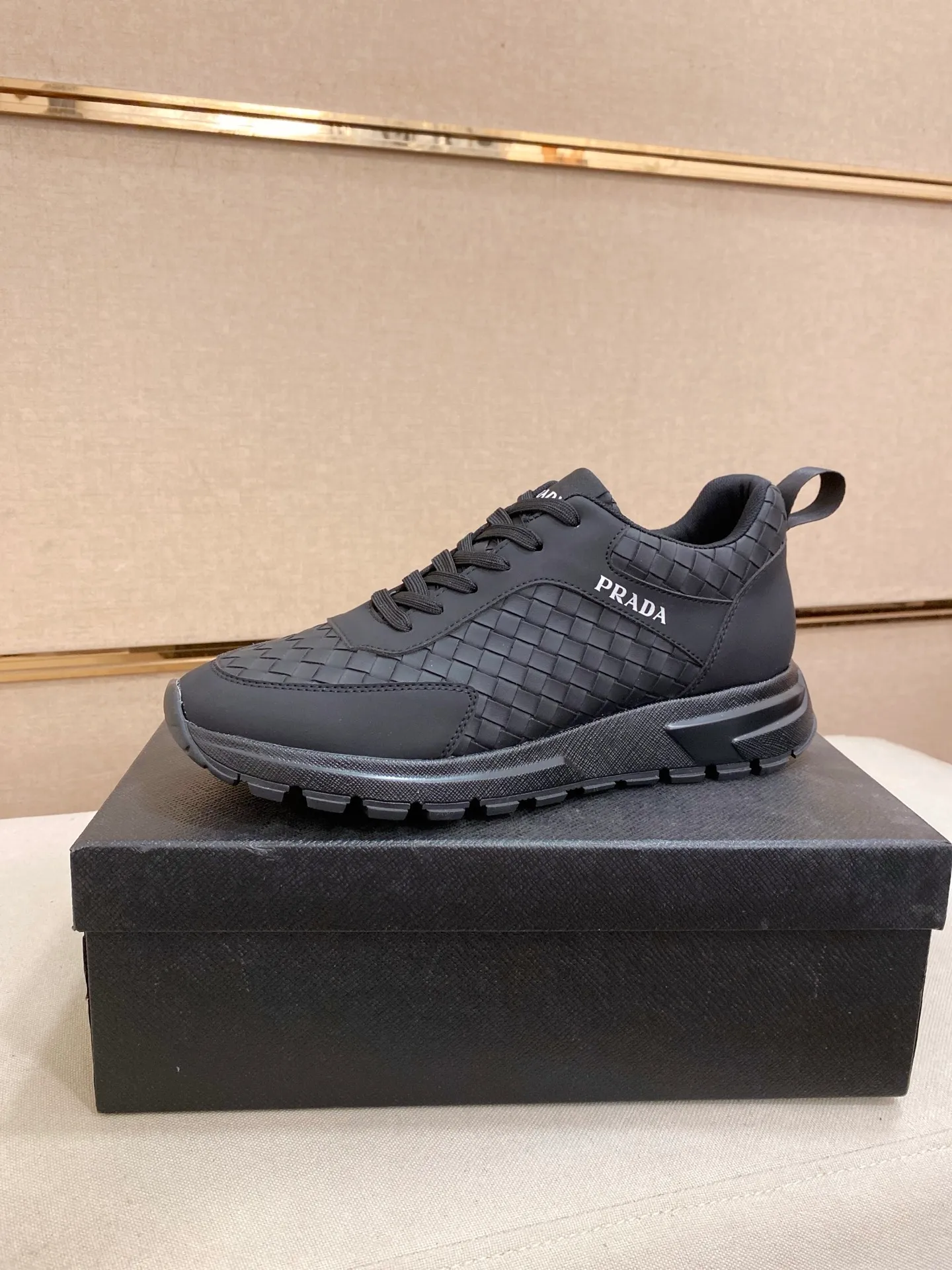 Men's men's shoes💰: 440💰[Prada～Prada] Trendy new styles are on the market. Same style as the official website. Counter quality. Original version. [Strong] [Strong] Imported selected first-layer cowhide. Comfortable and breathable sheepskin lining, fine workmanship, upper layer made of 100% pure cowhide, original last shape, comfortable on the feet, shoe sizes 38 to 44